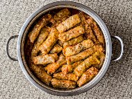 Рецепта Задушени сарми със зелеви листа, късчета кълцано свинско месо от плешка и ориз в тенджера
